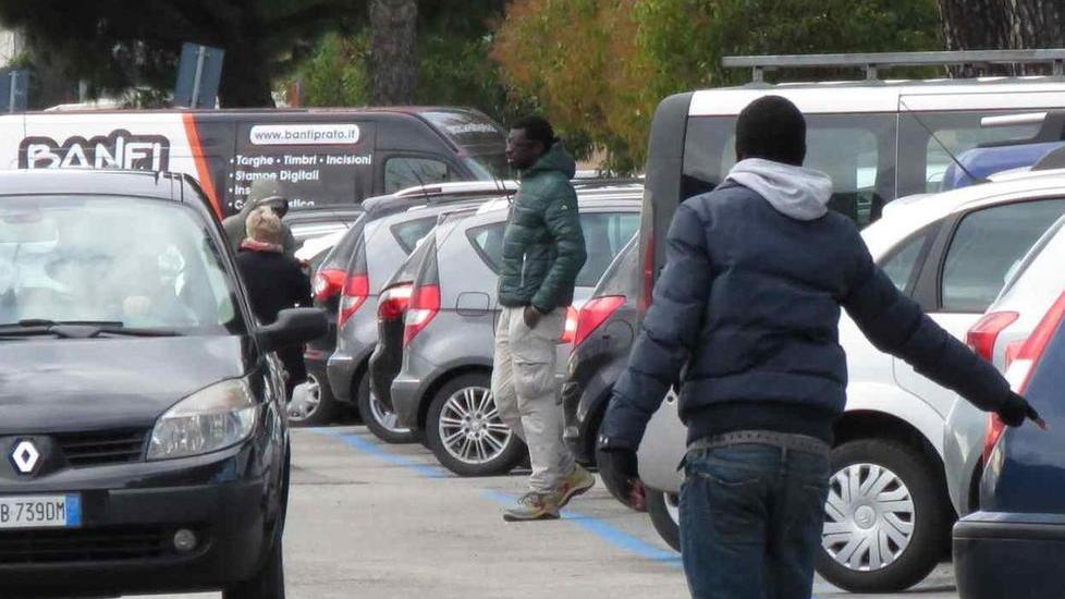 L'assedio dei parcheggiatori abusivi in piazza del Mercato Nuovo