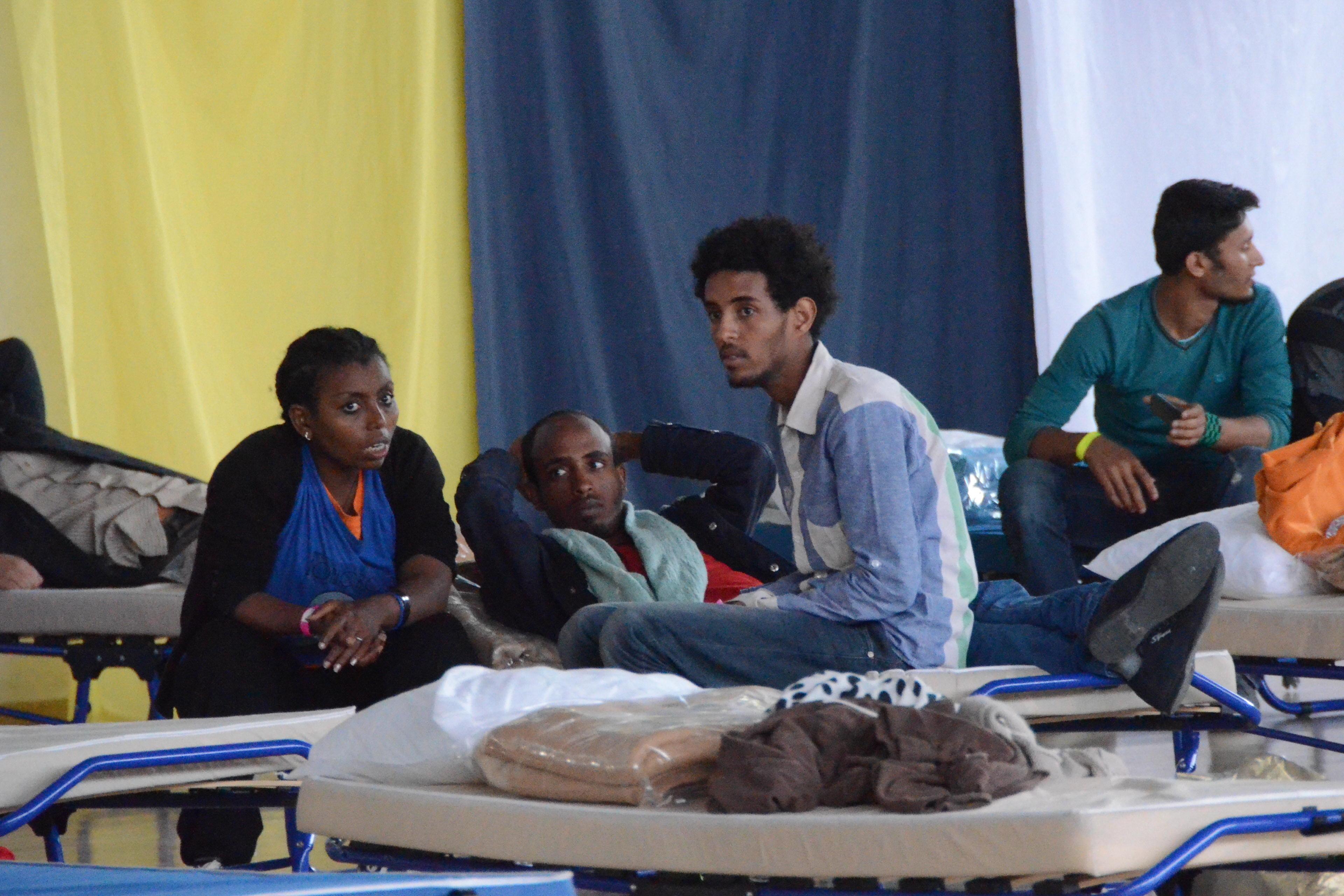I migranti arrivati a Marina di Grosseto nell'aprile 2014 (foto Agenzia Bf)