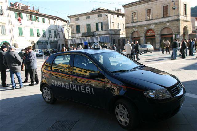 Carabinieri in piazza a Buti (foto Franco Silvi)