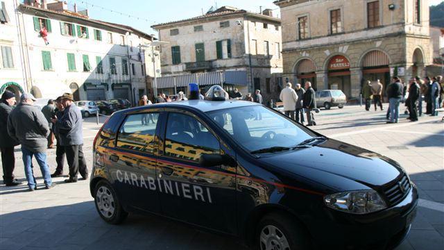 Carabinieri in piazza a Buti (foto Franco Silvi)