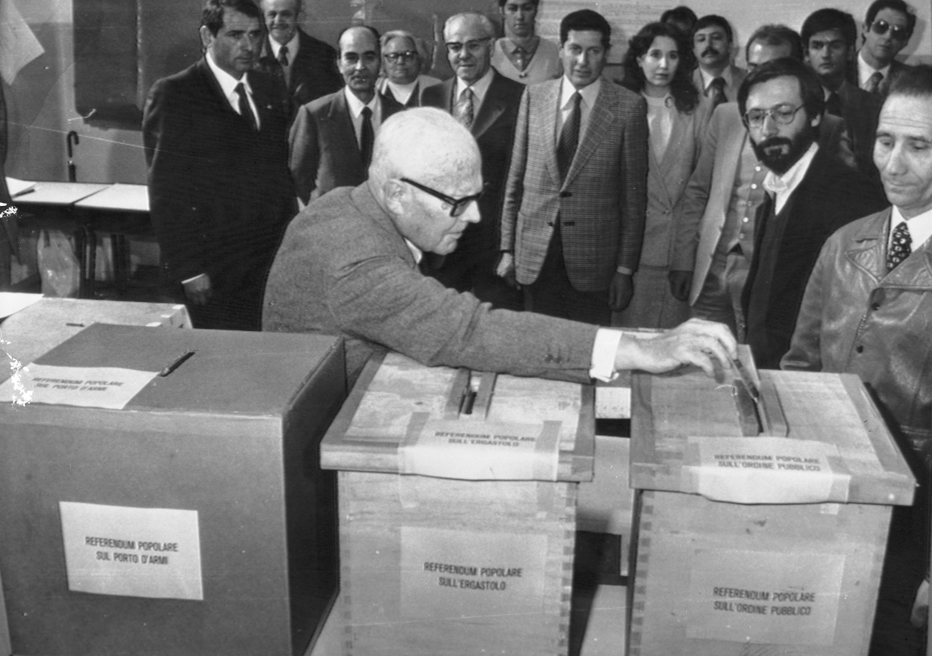 Sandro Pertini in un seggio elettorale
