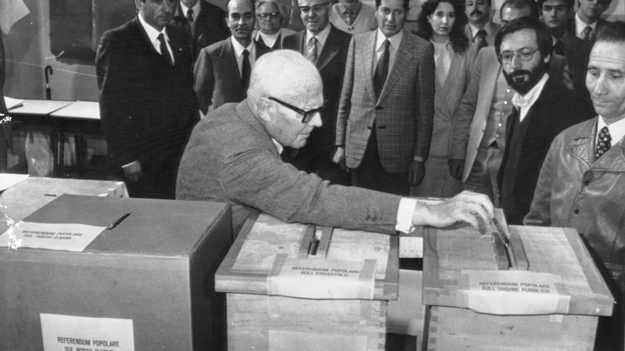 Sandro Pertini in un seggio elettorale