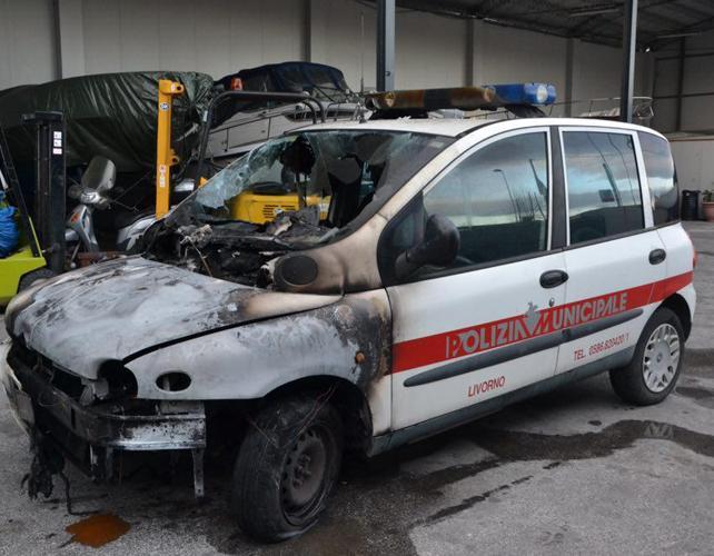 Livorno, bomba molotov contro l'auto dei vigili 