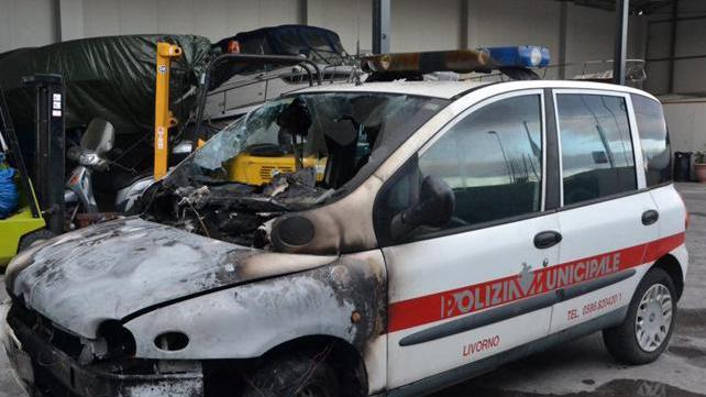 Livorno, bomba molotov contro l'auto dei vigili