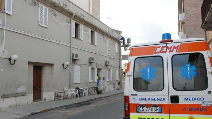 Un'ambulanza della Misericordia durante un intervento domiciliare