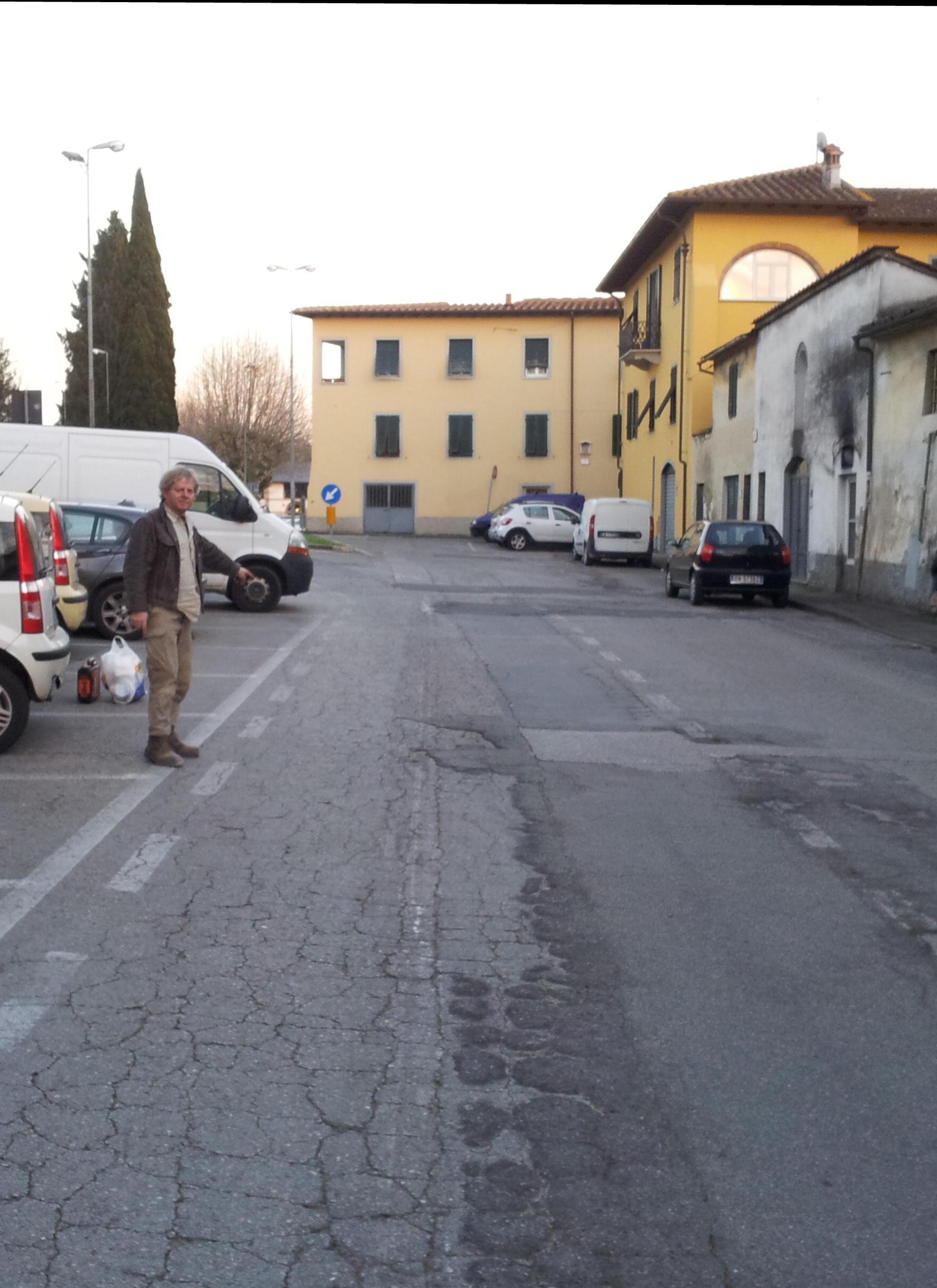 Grifò mostra le immagini della strada in piazza dei Foraggi