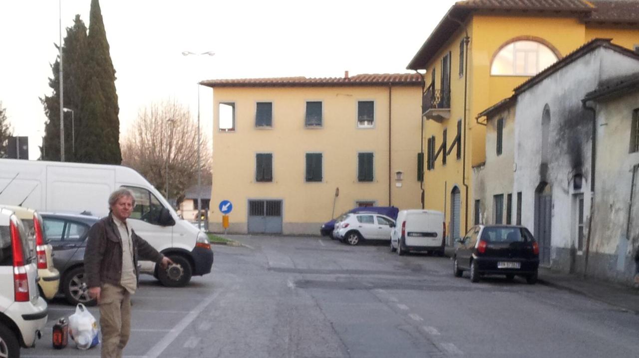 Grifò mostra le immagini della strada in piazza dei Foraggi
