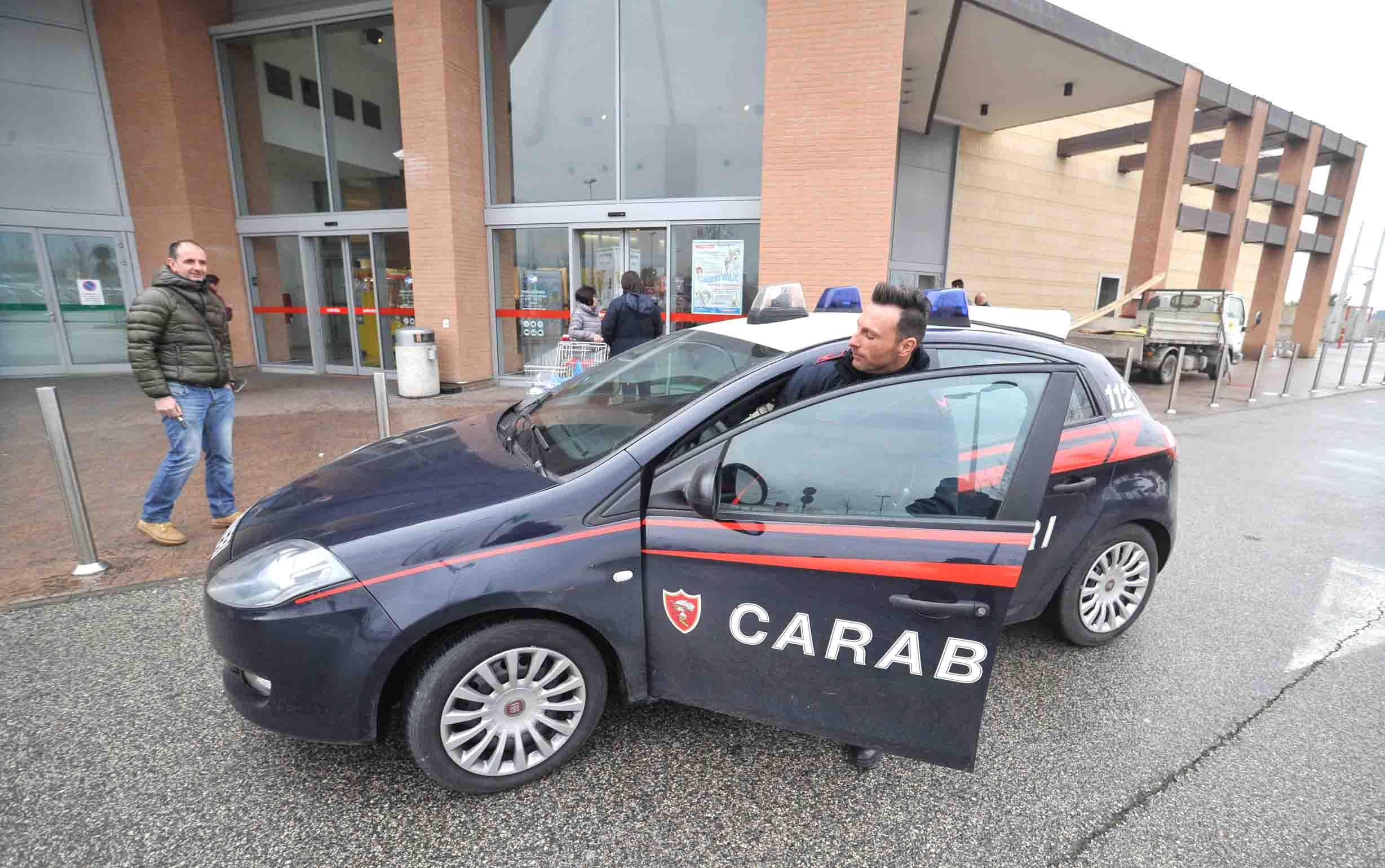 I carabinieri davanti al centro commerciale di via Sestini (foto Gori)