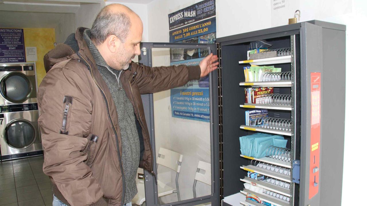 Il titolare mostra il distributore di detersivi spaccato dal ladro