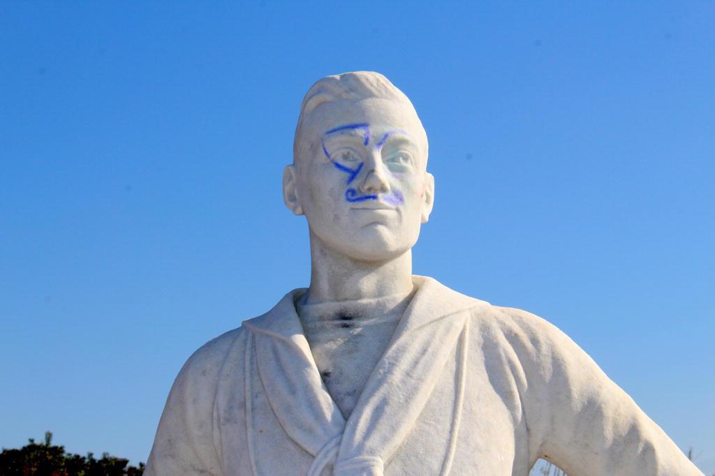 Baffi e benda blu sul volto del marinaio (Marzi Pentafoto)