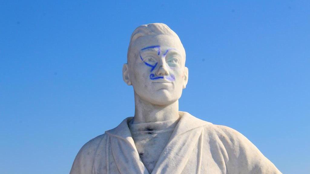 Baffi e benda blu sul volto del marinaio (Marzi Pentafoto)