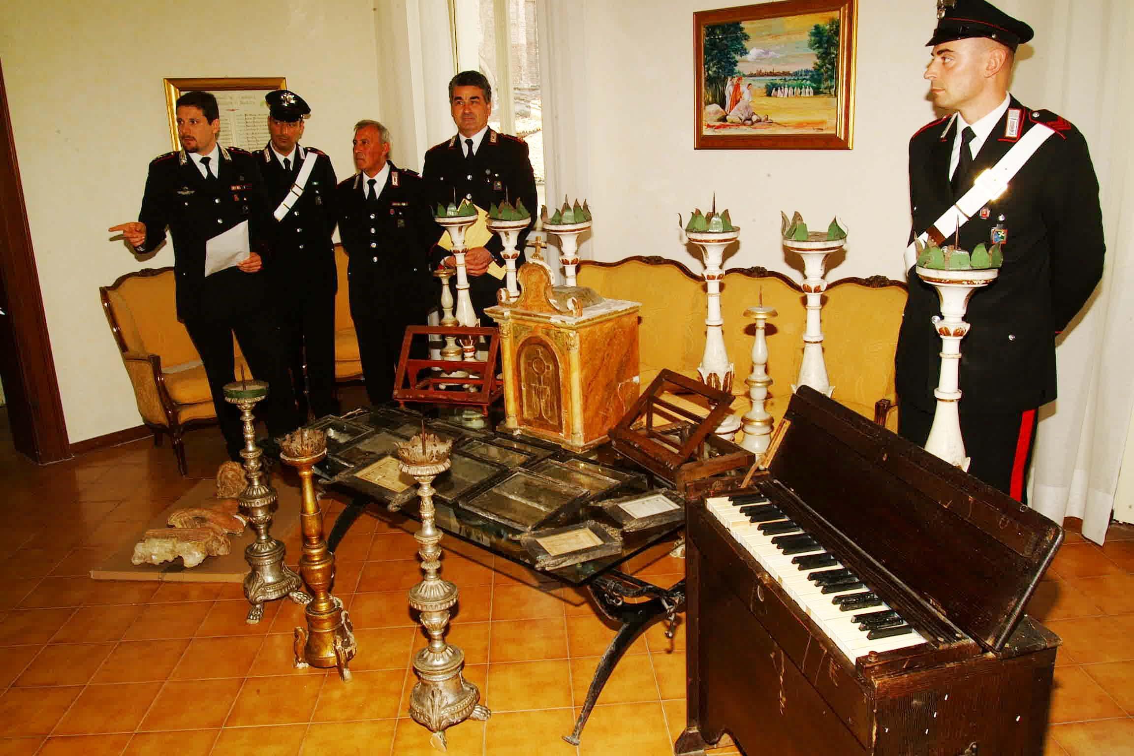 Sedici colpi nelle chiese, due antiquari nei guai