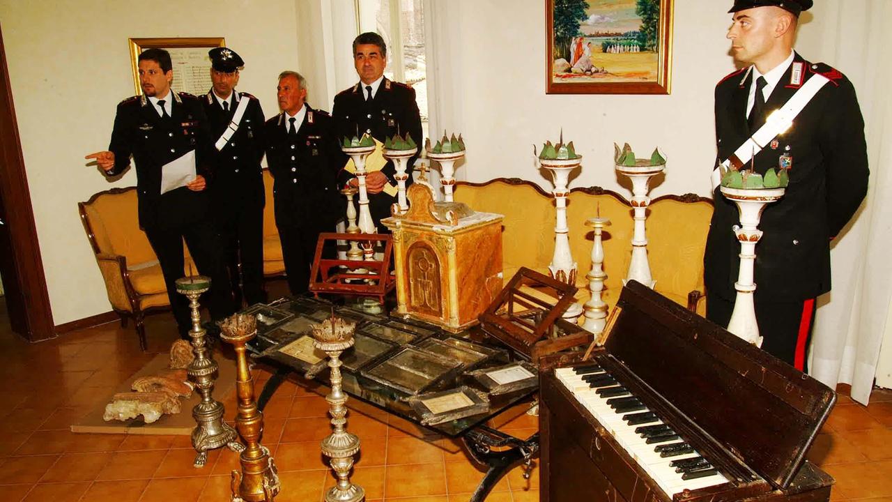 Sedici colpi nelle chiese, due antiquari nei guai