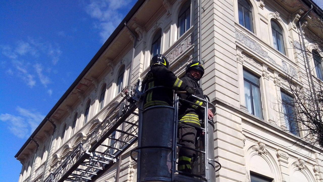 L'intervento dei vigili del fuoco al liceo Carducci