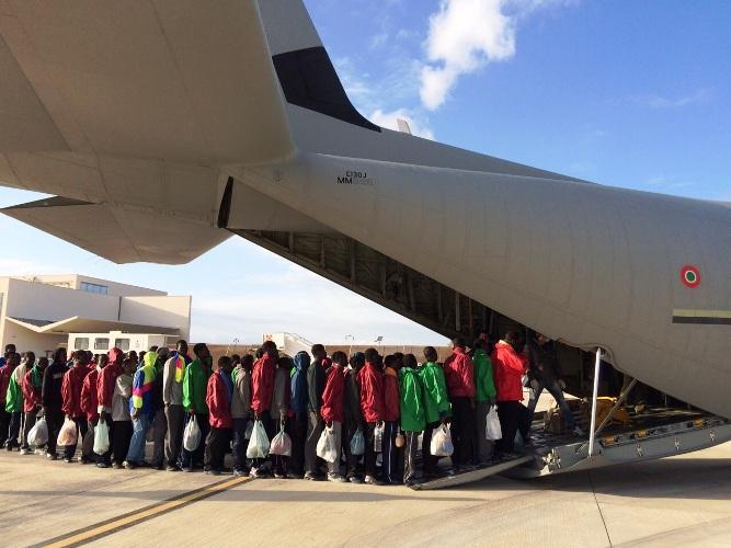 Ponte aereo per portare gli immigrati da Lampedusa a Cagliari e Bologna