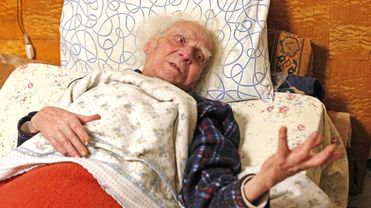 Padre e figlia rapinati in casa da tre banditi armati