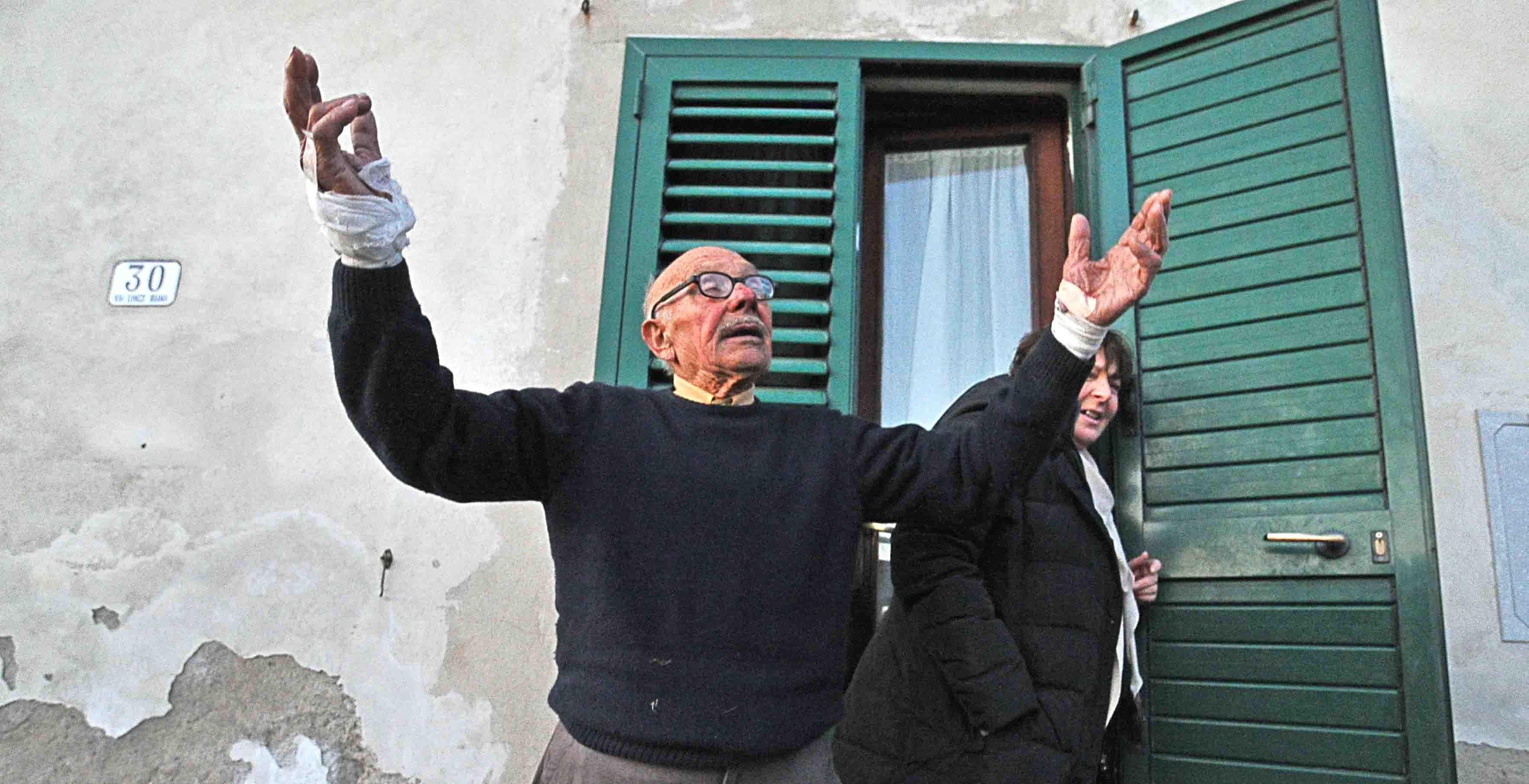Antonio Noligni racconta l'accaduto, sulle braccia e sul volto i segni delle ferite (foto Gori)