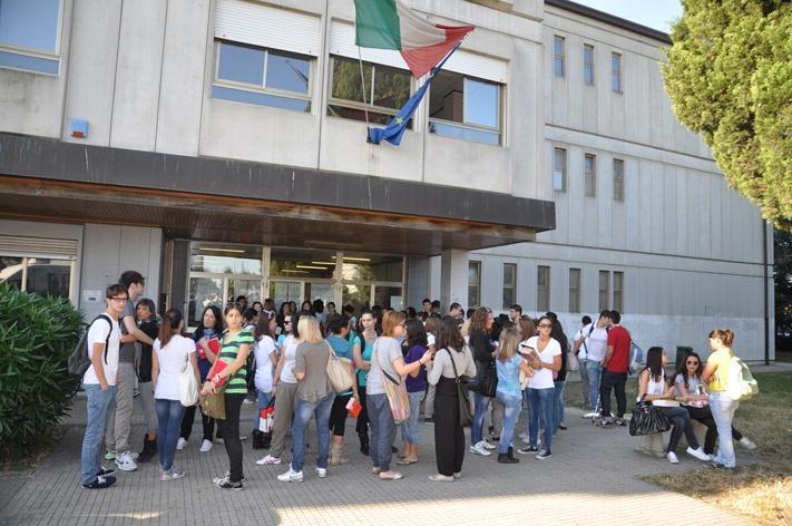 Studenti davanti all'ingresso del liceo Fermi