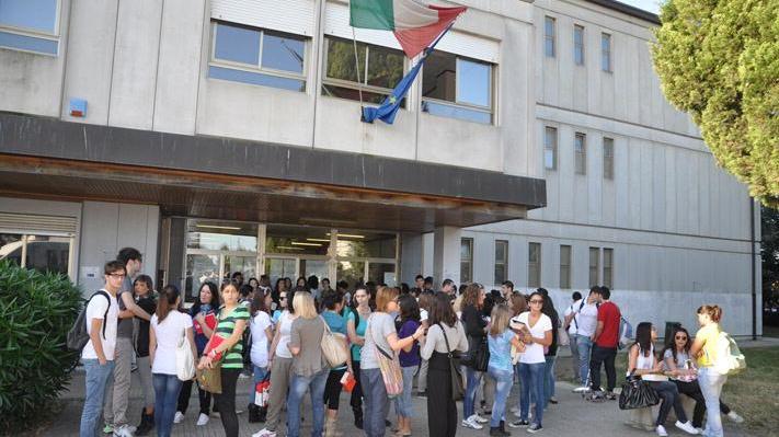 Studenti davanti all'ingresso del liceo Fermi