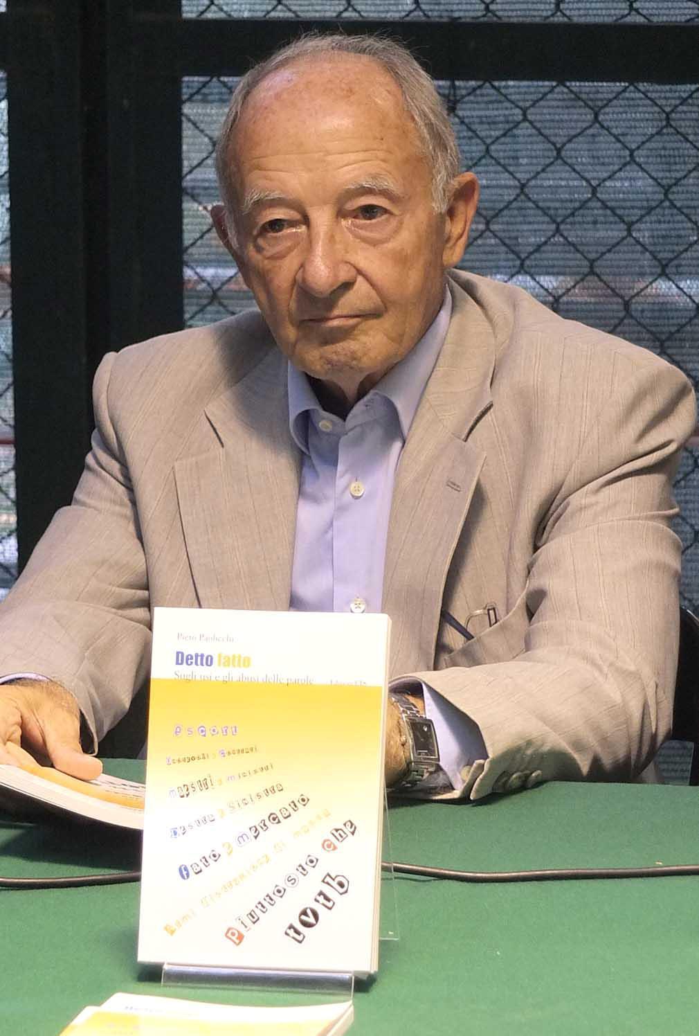 Il professor Piero Paolicchi durante la presentazione di un suo volume