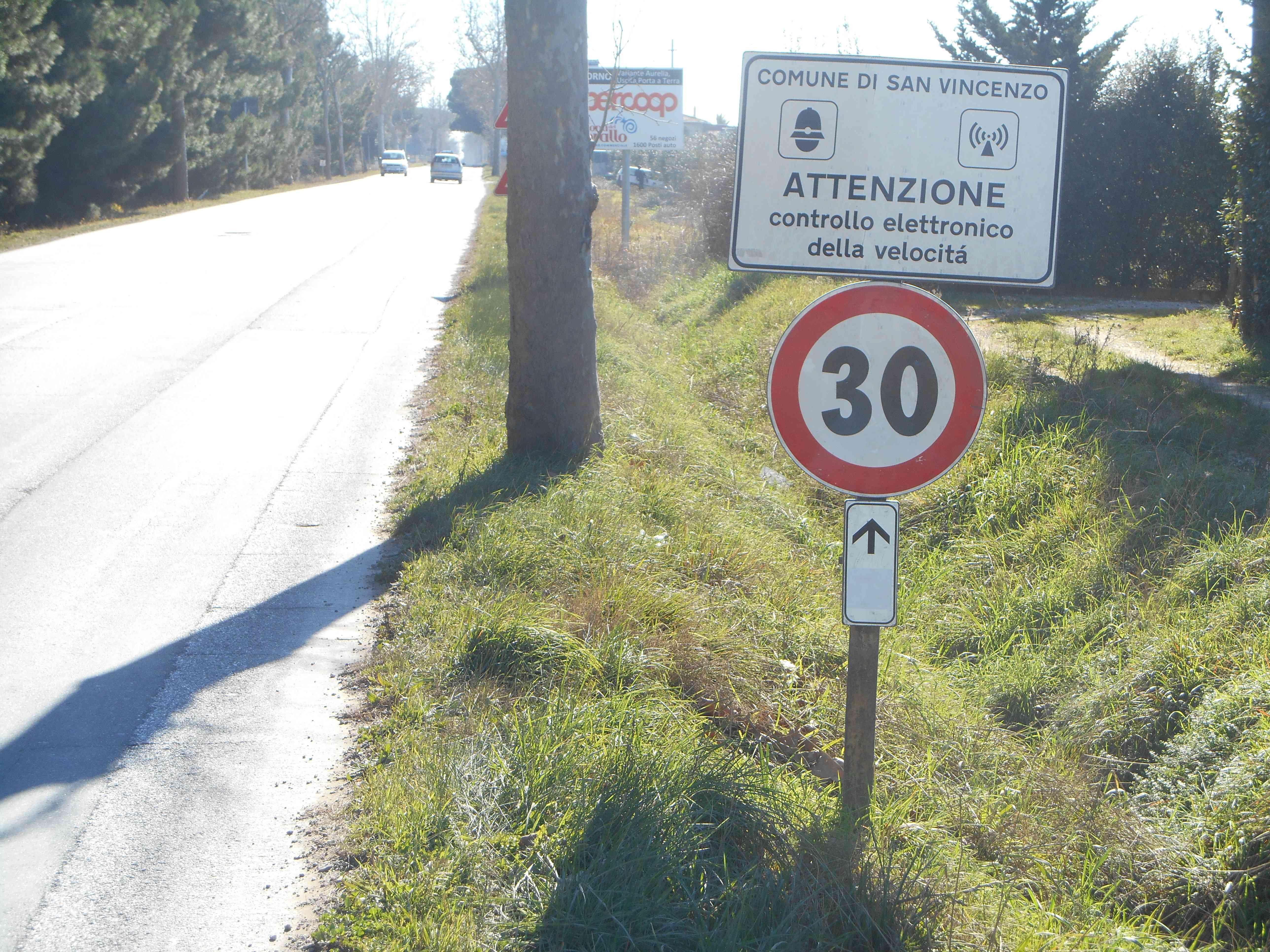 Il cartello che fissa il limite di velocità a 30 Km/h sulla Vecchia Aurelia 