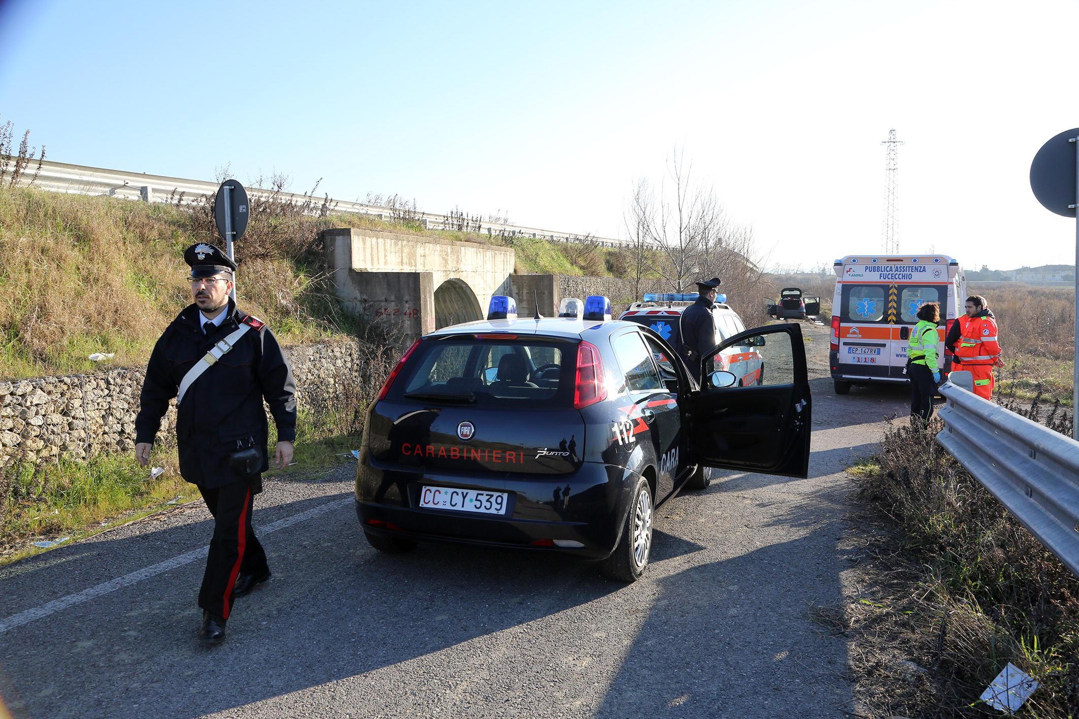 I soccorsi sotto al ponte di San Pierino (Foto Agenzia Carlo Sestini)