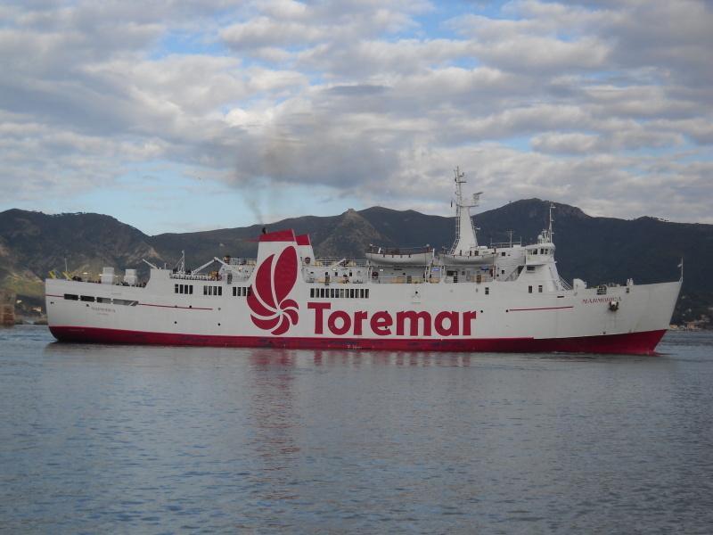 Un traghetto della Toremar (foto Giò Di Stefano)