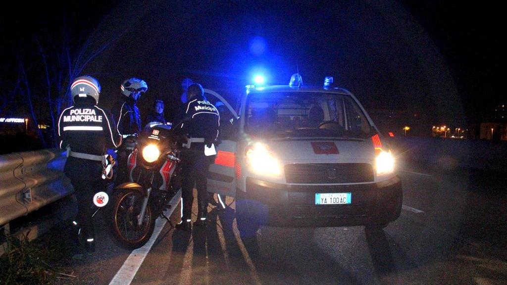 I vigili sulla Variante all'uscita di Livorno Sud (Marzi/Pentafoto)