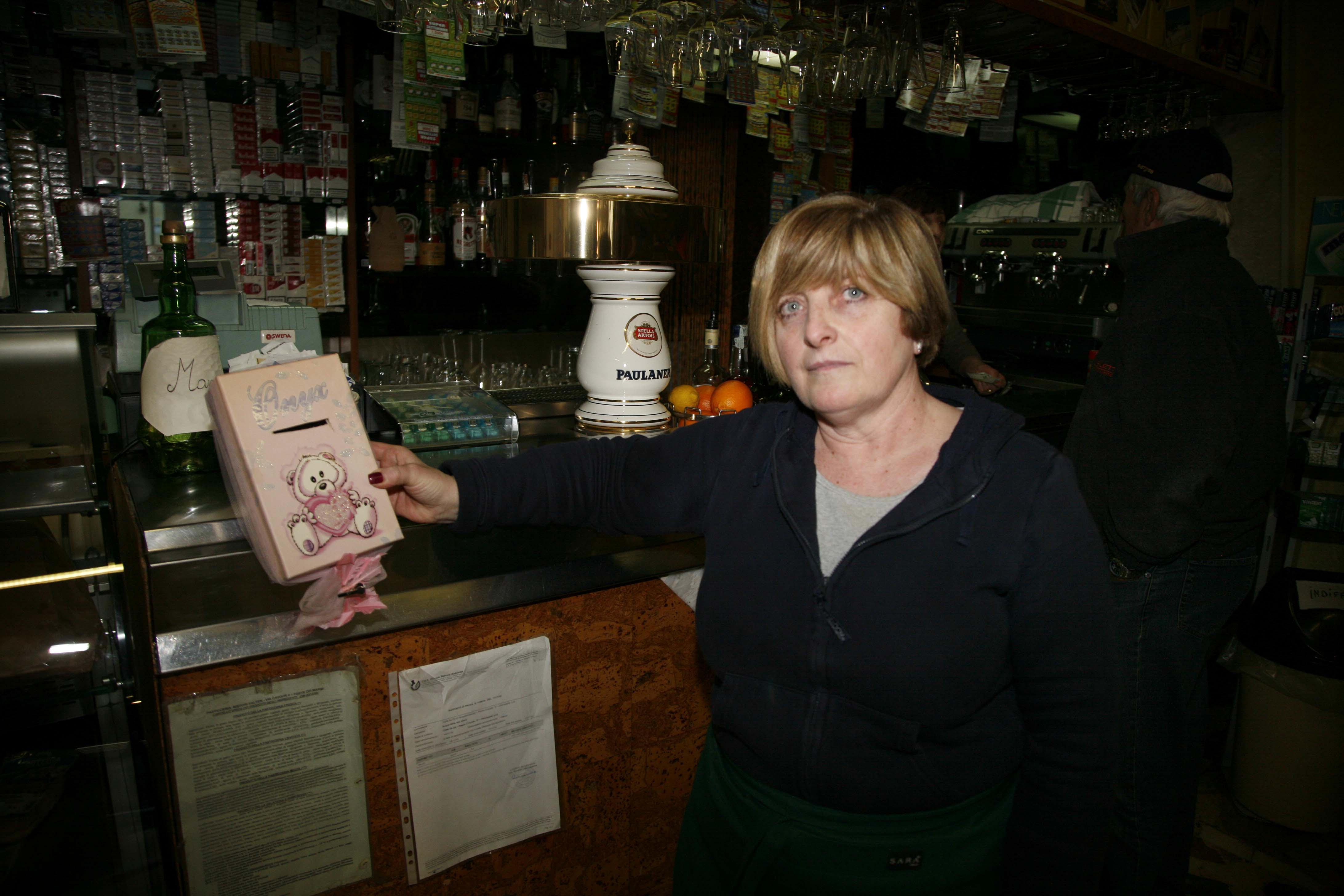 Giuseppina Coluccini del Caffè Da Dà con la cassetta svuotata dalla ladra
