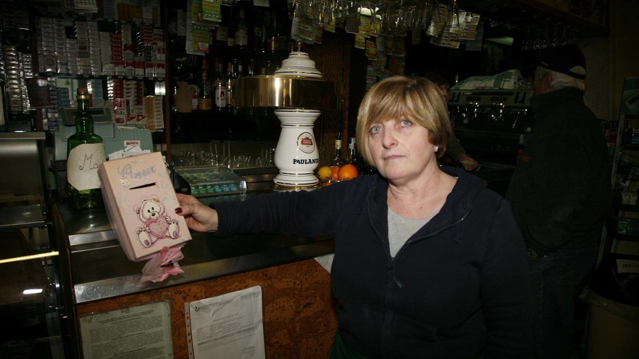 Giuseppina Coluccini del Caffè Da Dà con la cassetta svuotata dalla ladra