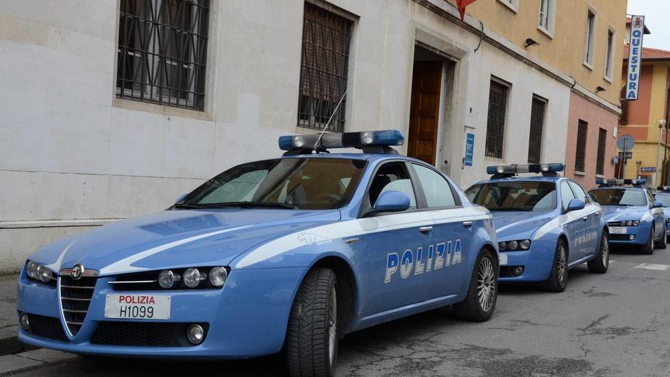 Prima li picchiano, poi li rapinano