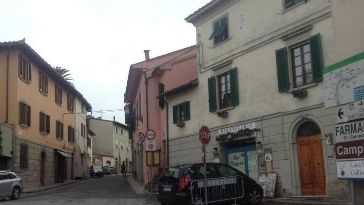 I proprietari sono a cena e i ladri svaligiano la casa