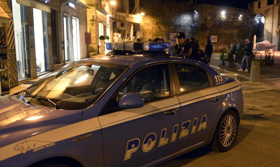 Si addormentano in piazza del Sale