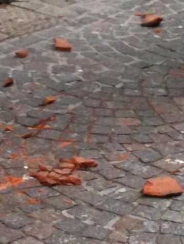 Coppia sfiorata da una tegola caduta dalla Torre delle Ore 