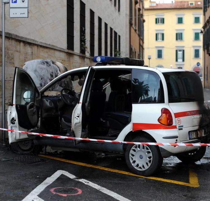 Auto dei vigili bruciata davanti al Comune 