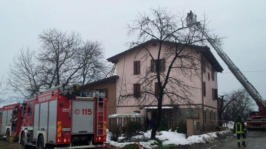 Prende fuoco il tetto: famiglie evacuate