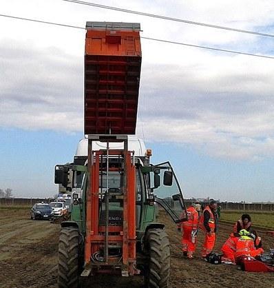 Resta folgorato a bordo del suo camion 