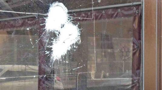 Maxi rissa a bottigliate tra due fazioni
