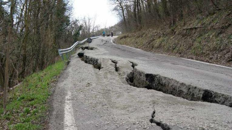 Altra frana e nuove crepe sulla strada provinciale 73