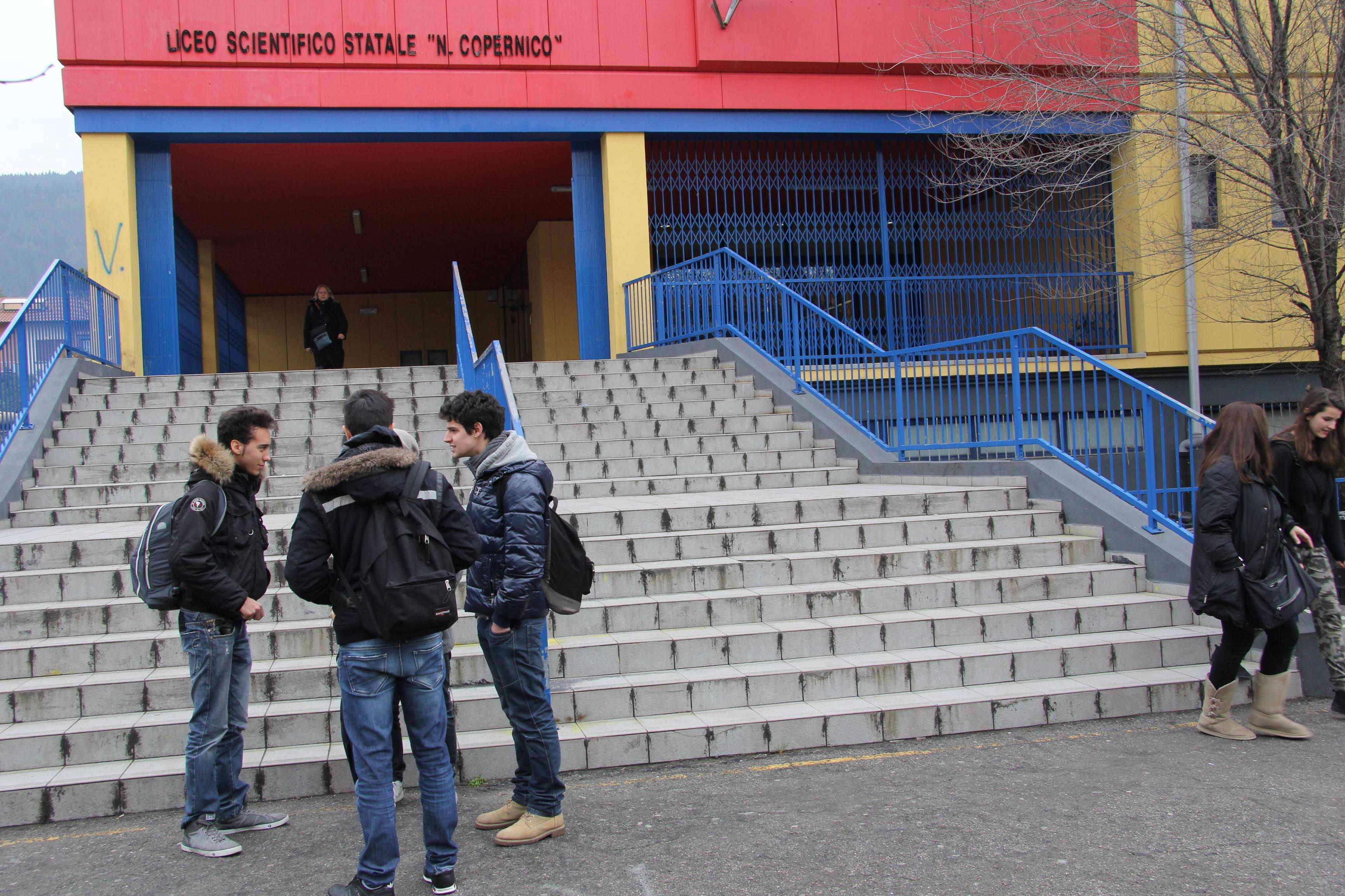 Un gruppo di studenti davanti al liceo scientifico Copernico