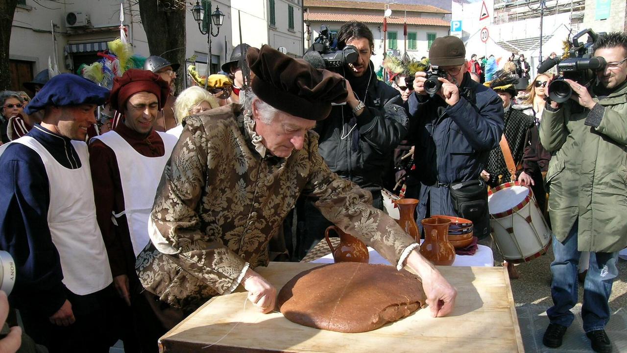 La distribuzione della polenta durante un'edizione della festa a Vernio