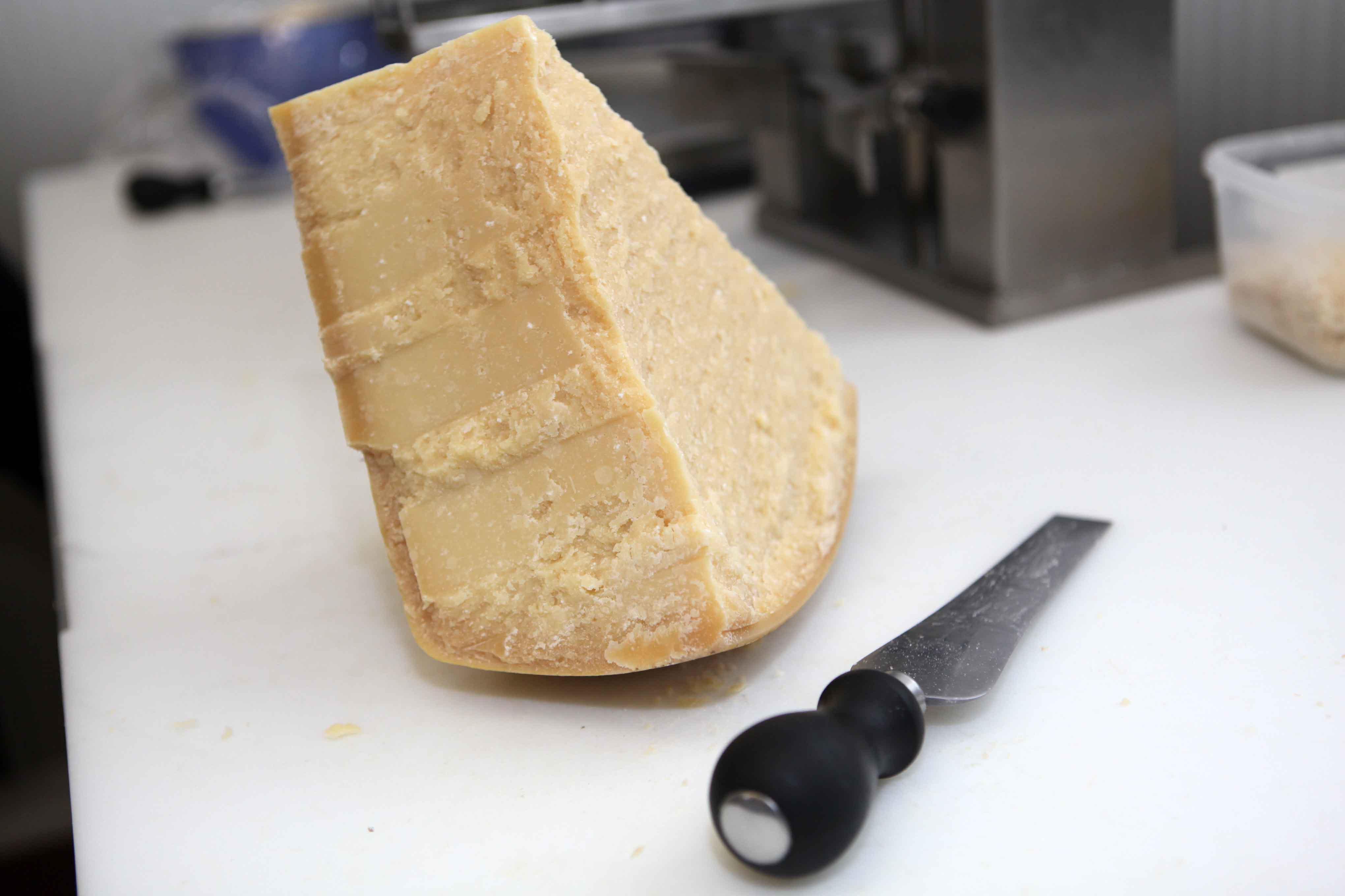 Furti "a rate" di punte di Parmigiano, denunciato