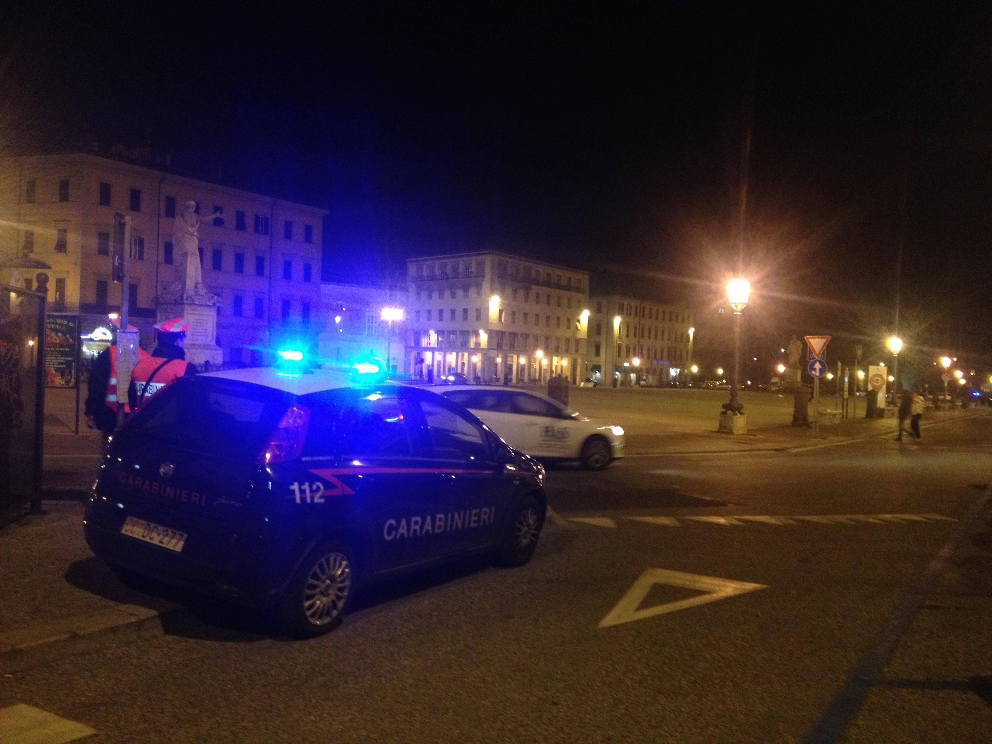 Il posto di controllo dei carabinieri in piazza della Repubblica