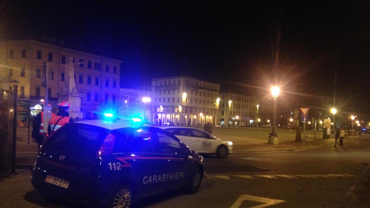 Il posto di controllo dei carabinieri in piazza della Repubblica