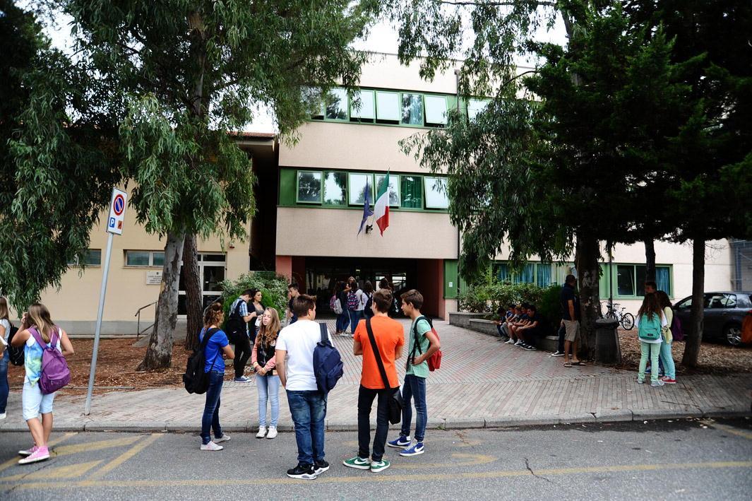 Studenti davanti al liceo Fermi di Cecina 