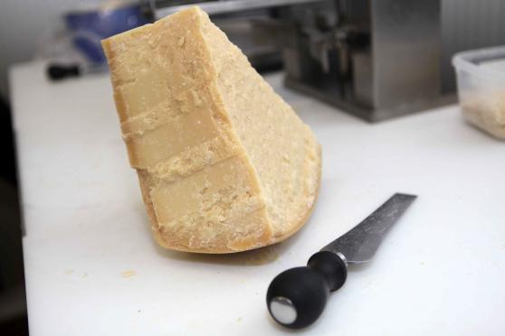 Furti "a rate" di punte di Parmigiano, denunciato