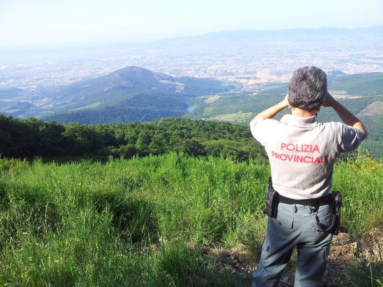 Un agente di Polizia provinciale sui monti della Calvana