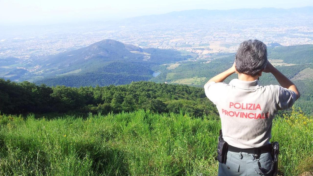 Un agente di Polizia provinciale sui monti della Calvana