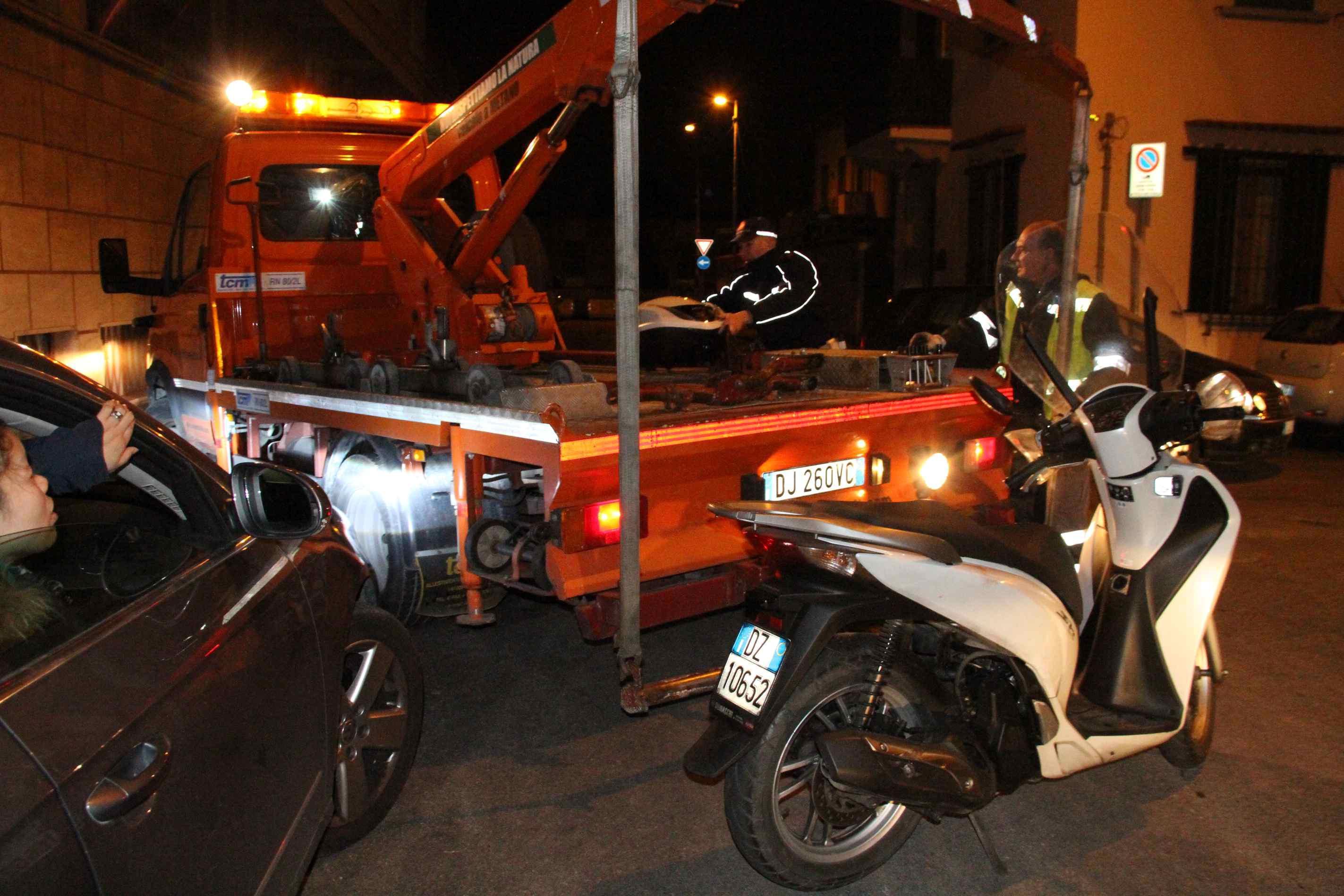 Scontro tra auto e moto, circolazione bloccata