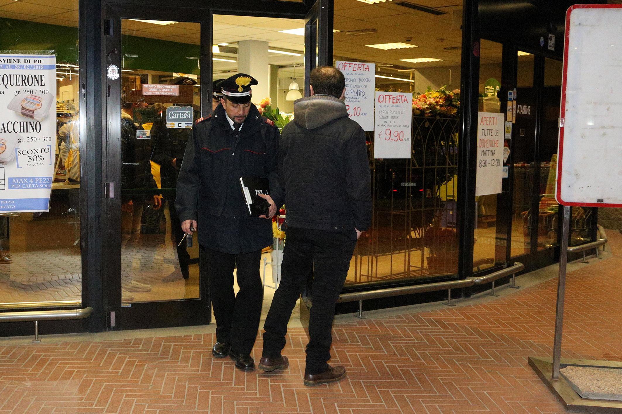 I carabinieri che escono dalla Coop rapinata
